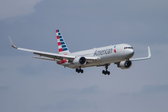 N386AA - Twin-engine aircraft