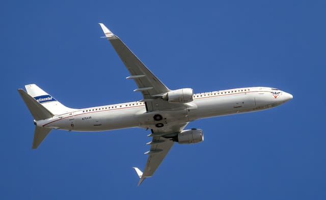 N75435 - Twin-engine aircraft