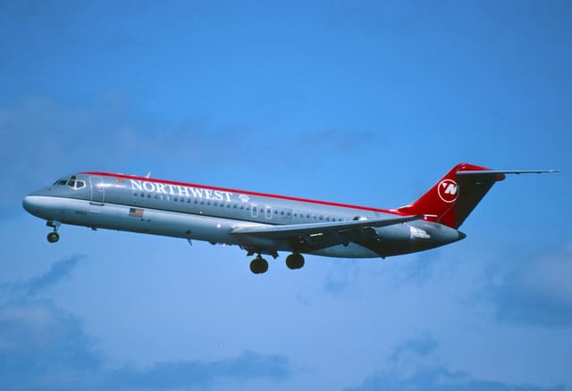 N913RW - Douglas