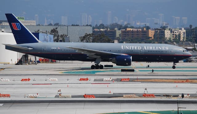 N787UA - Twin-engine aircraft