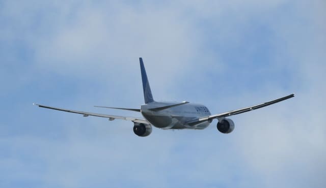 N222UA - Twin-engine aircraft