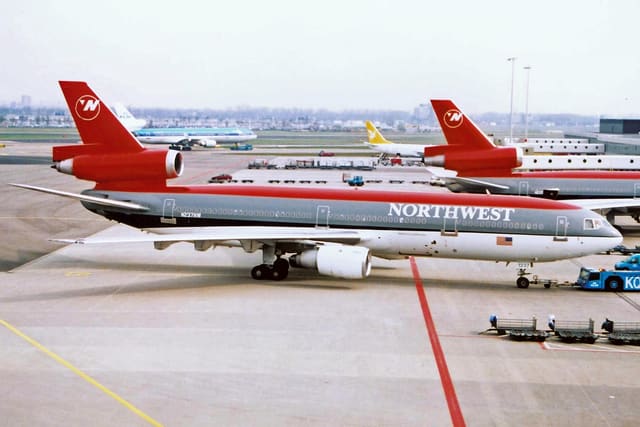 N237NW - Douglas