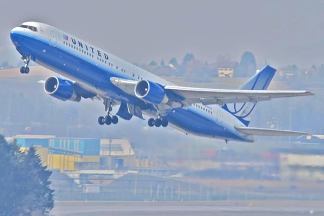 N654UA - Twin-engine aircraft
