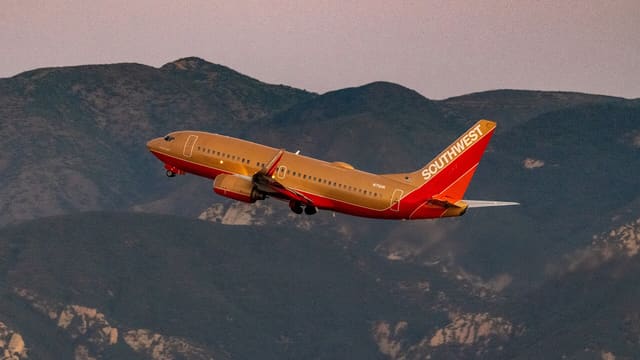 N711HK - Twin-engine aircraft