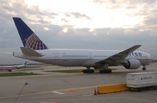 N774UA - Twin-engine aircraft