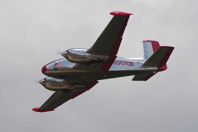 N3670B - Twin-engine aircraft