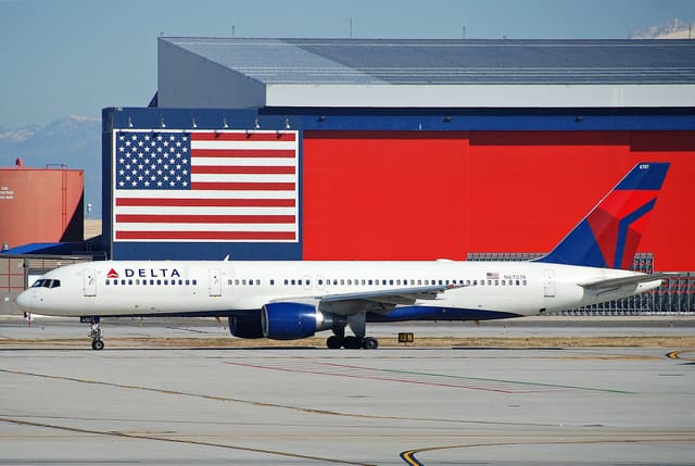 N6707A - Twin-engine aircraft