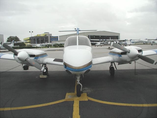 N925ER - Twin-engine aircraft
