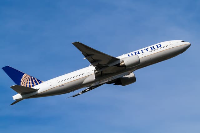 N221UA - Twin-engine aircraft