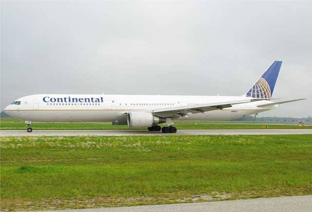 N66051 - Twin-engine aircraft