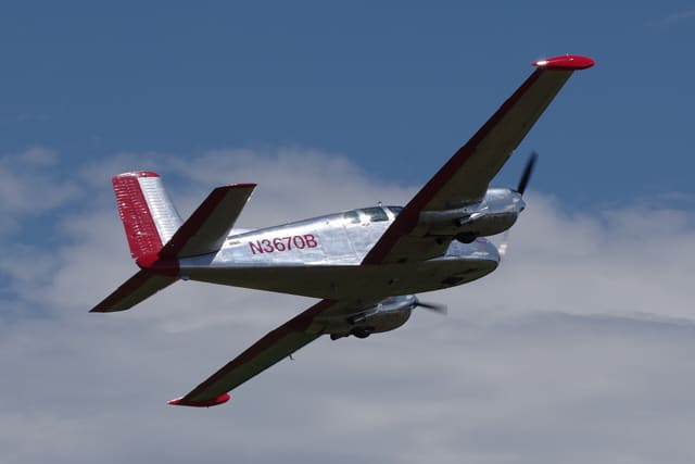 N3670B - Twin-engine aircraft