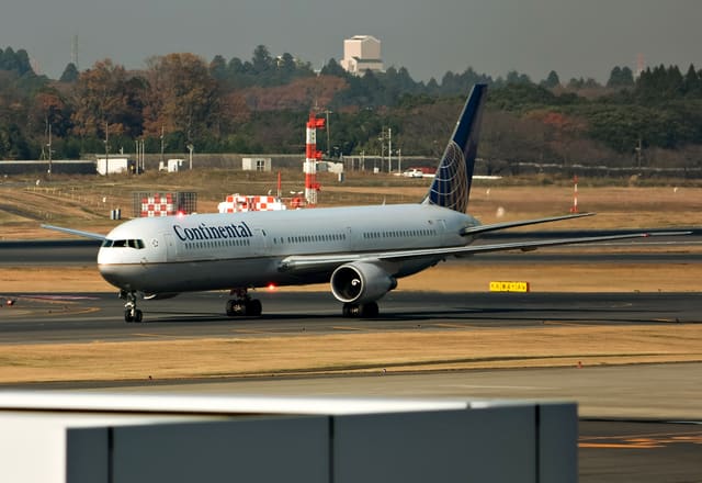N76065 - Twin-engine aircraft