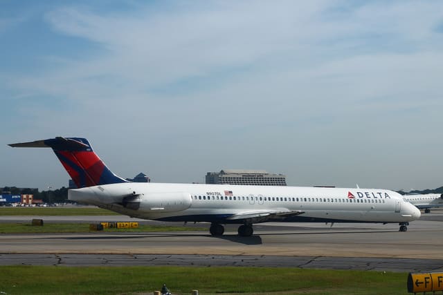 N907DL - Twin-engine aircraft