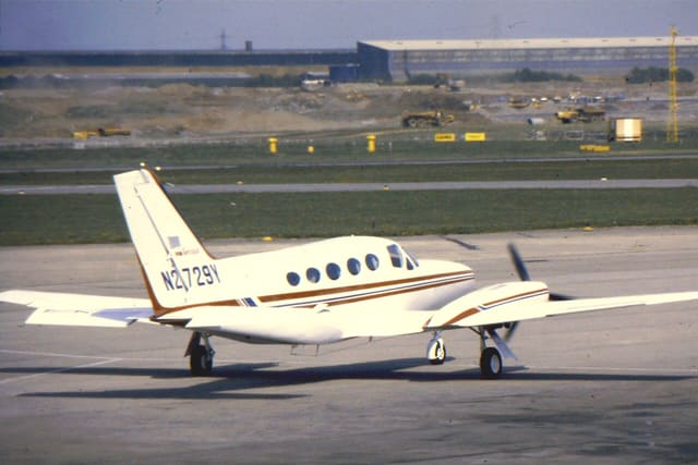 N2729Y - Twin-engine aircraft