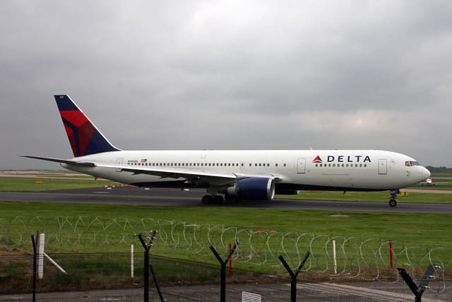 N394DL - Twin-engine aircraft