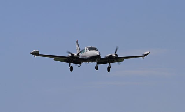 PH-LAW - Twin-engine aircraft