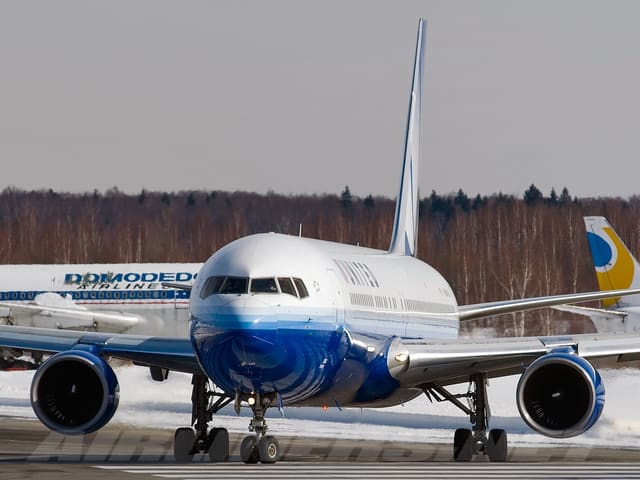 N654UA - Twin-engine aircraft