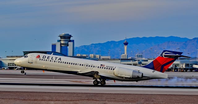 N933AT - Twin-engine aircraft