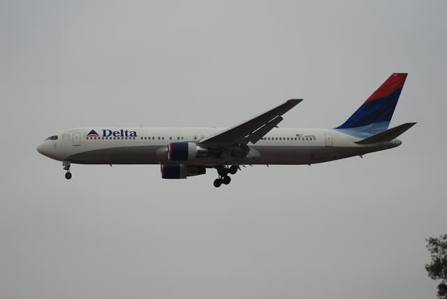 N137DL - Twin-engine aircraft