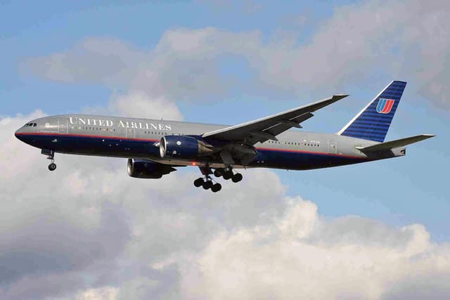 N791UA - Twin-engine aircraft