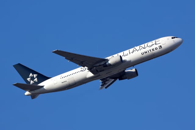 N653UA - Twin-engine aircraft