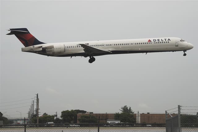 N907DA - Douglas