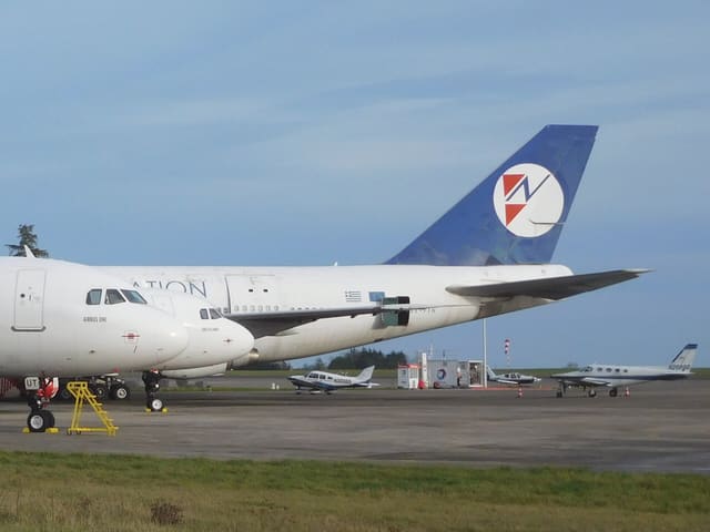 N2699D - Twin-engine aircraft