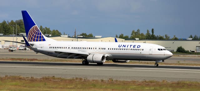 N77431 - Twin-engine aircraft