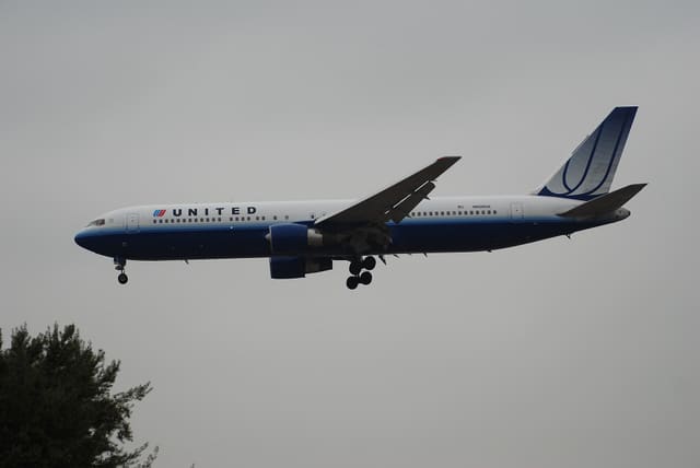 N656UA - Twin-engine aircraft