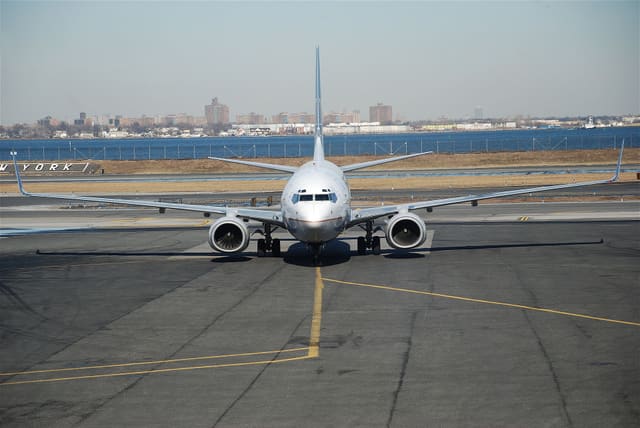 N16732 - Twin-engine aircraft