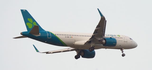 EI-NSD - Twin-engine aircraft