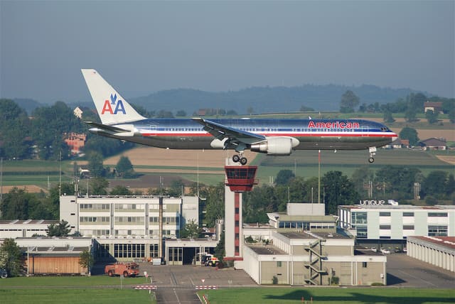 N352AA - Twin-engine aircraft