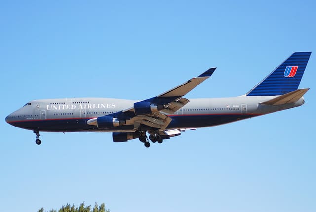 N104UA - Boeing