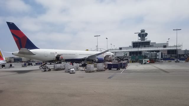 N832MH - Twin-engine aircraft