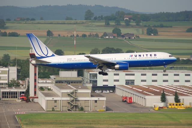 N644UA - Twin-engine aircraft