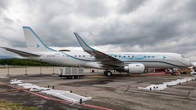 N727EE - Business jet