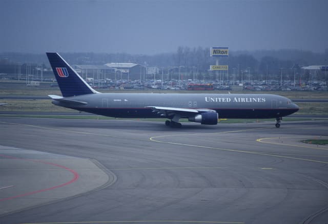 N649UA - Twin-engine aircraft