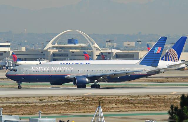 N670UA - Twin-engine aircraft