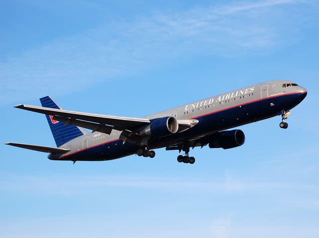 N677UA - Boeing