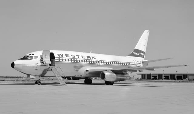 N4524W - Twin-engine aircraft