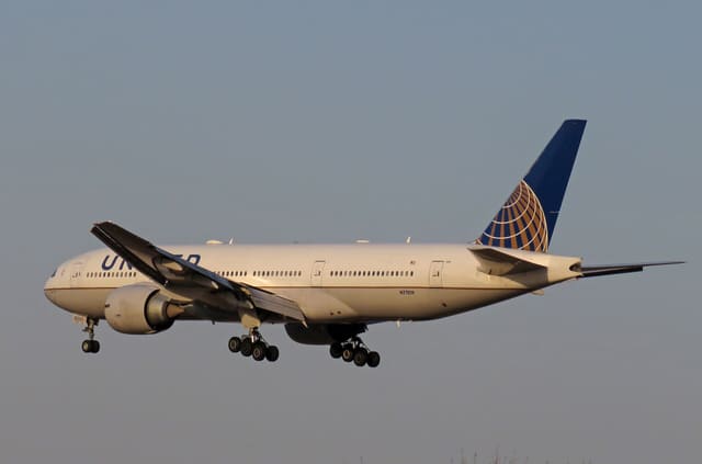 N77019 - Twin-engine aircraft