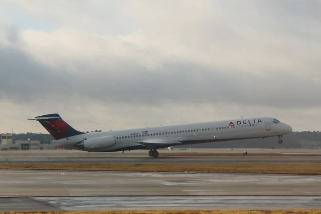 N940DL - Twin-engine aircraft