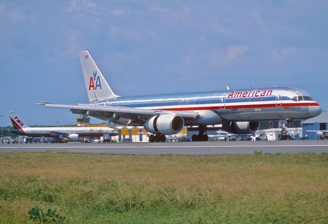 N699AN - Twin-engine aircraft