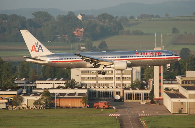 N389AA - Twin-engine aircraft