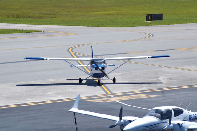 N884ER - Twin-engine aircraft