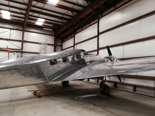 N93R - Twin-engine aircraft