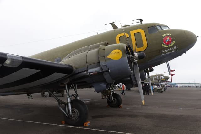 N47SJ - Douglas