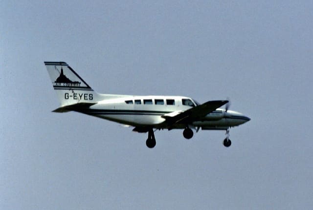 G-EYES - Twin-engine aircraft