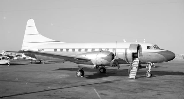 N40CE - Twin-engine aircraft