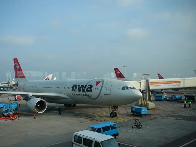 N851NW - Twin-engine aircraft